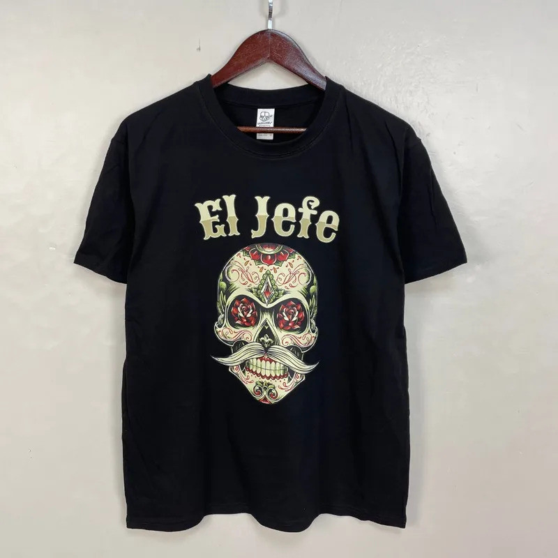 เสื้อยืดแฟชั่นผู้ชายธีมฮาโลวีน รุ่น "El Jefe" – ลายหัวกะโหลกน้ำตาล (Sugar Skull) สไตล์เม็กซิกันพร้อม