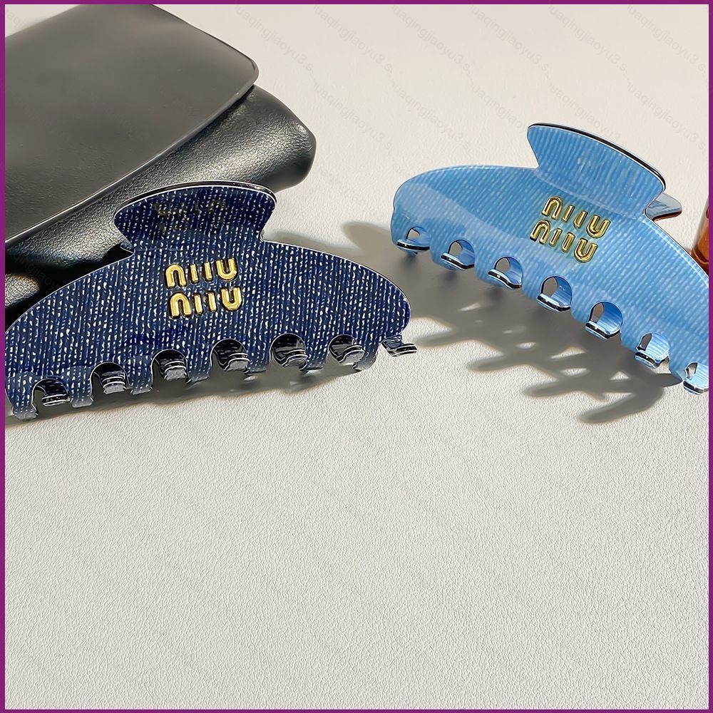 กิ๊บติดผมโลโก้ทอง Miumiu สไตล์หรูหราสำหรับผู้หญิง เครื่องประดับและทรงผม