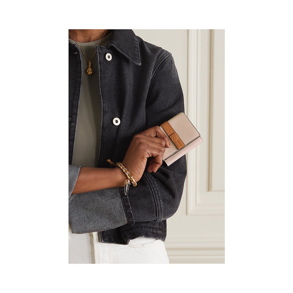 กระเป๋าสตางค์ LOEWE สำหรับสุภาพสตรี ทำจากหนังแท้ ออกแบบหรูหราในสไตล์สองสี