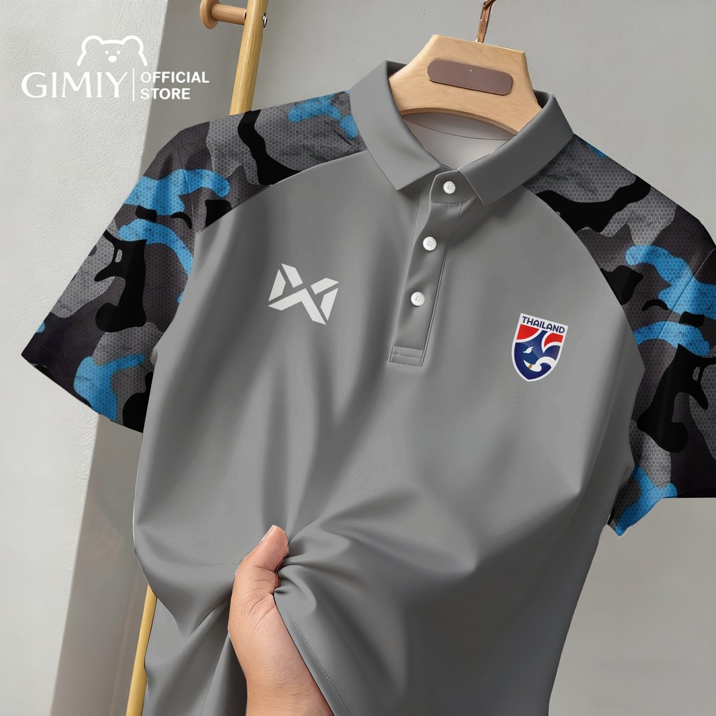 เสื้อโปโลทีมฟุตบอลไทยสำหรับผู้ชาย ออกแบบมาอย่างแฟชั่นในหลายสี ใส่สบาย และเหมาะสำหรับกีฬากลางแจ้งและใส่เล่น ๆ ในวันหยุด