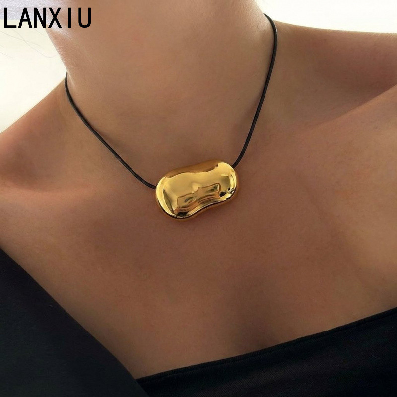 LANXIU Minimalist Gold Drop สร้อยคอผู้หญิง 18K Plated Black Rope Choker ไม่สม่ําเสมอ Organic Shape Elegant Office ทุกวันเครื่องประดับ