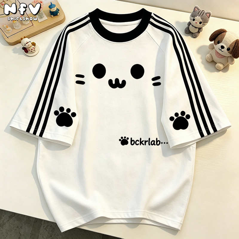 【จัดส่งตลอด 24 ชั่วโมง】NFV ใหม่ล่าสุด เสื้อยืดทรงหลวม Oversized ลายหน้าแมวการ์ตูน ผ้าหนายับยากรีดง่าย YG1567