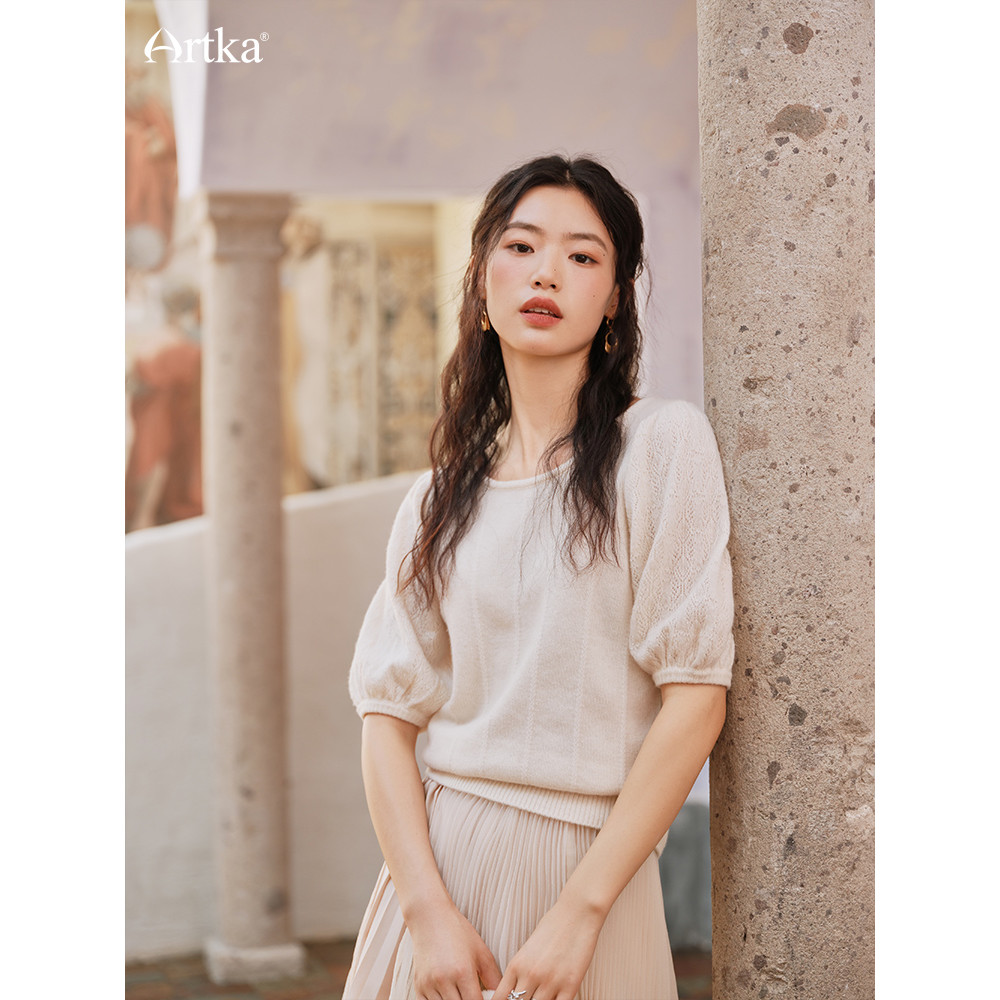Artka Aka 2023 สเวตเตอร์ผู้หญิงฤดูใบไม้ผลิ ลายพัฟแขนสั้น คอเนียนนุ่ม