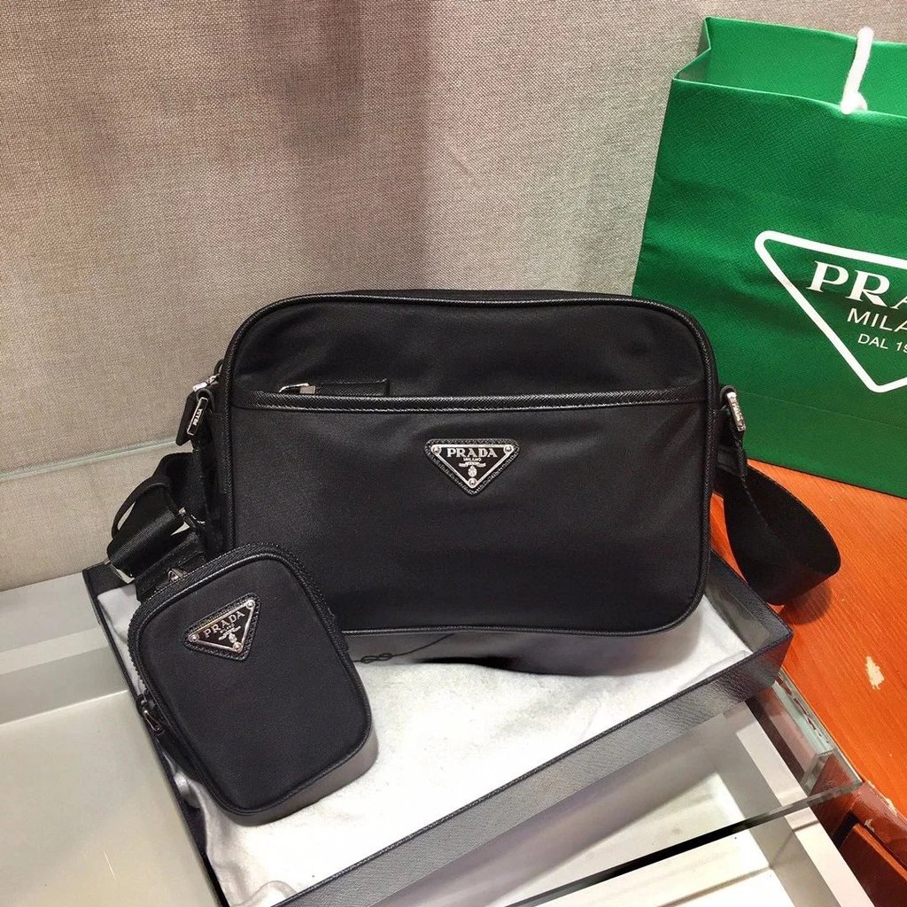 PRADA Daigou เกรดล่าสุด/กระเป๋าผู้ชายไนลอนไหล่กระเป๋า Messenger 2VH048 กระเป๋ากล้องไนลอนสีดํากระเป๋า