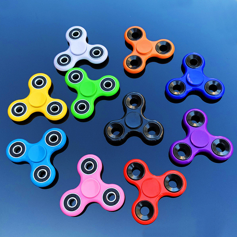 สีสัน Black Tech Finger Spinner Triple-Leaf Spiral Finger Spinner ของเล่นบรรเทาความเครียดสําหรับเด็ก