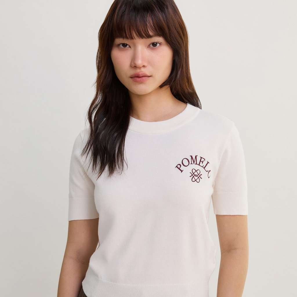 [Pomelo] เสื้อถักแขนสั้นปักโลโก้ / Short Sleeve Knit Top - Off