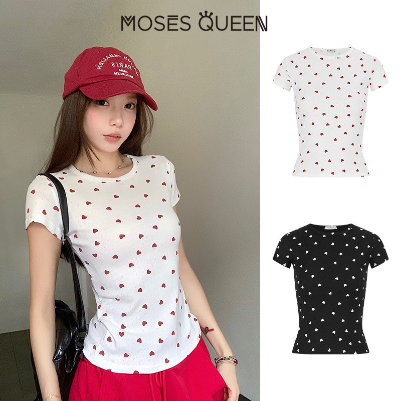 MOSESQUEEN เสื้อผ้าสกรีนสีขาว แบบโพลกาดอต แขนสั้น ผลิตจากผ้าฝ้ายบริสุทธิ์ - ในด้านการออกแบบ มีรูปทรงที่พอดีกับคอหัวกลมและลายไหล่ด้านหน้า#63779
