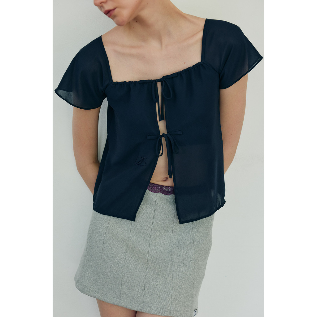 ​​​​​​​DAILY SQUAD – CARRY TOP - เสื้อคอเหลี่ยมผ้าชีฟอง เชือกผูกหน้า
