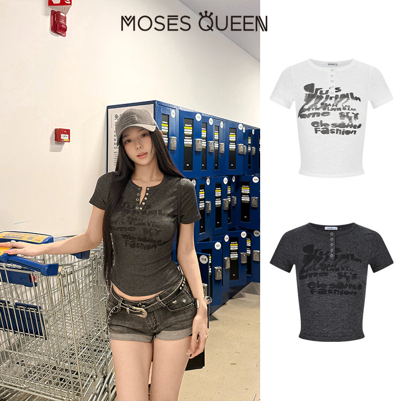 MOSESQUEEN تيشيرت نسائي بطباعة غرافيتي — صورة 5