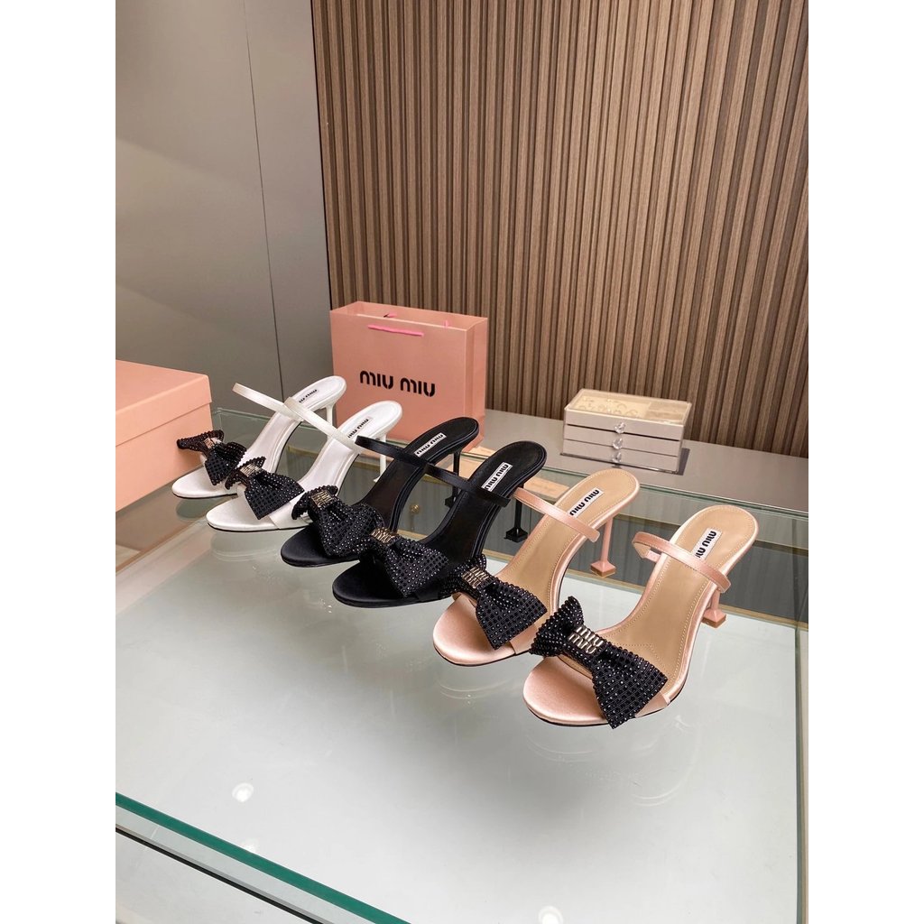 Miumiu Mumu 23 ฤดูใบไม้ผลิฤดูร้อนสไตล์ใหม่สุภาพสตรีรองเท้าส้นสูงรองเท้าแตะรองเท้าแตะผ้าไหมแท้ผ้าซาติ