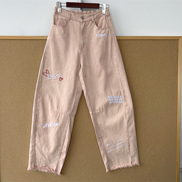 3Q-71 เกาหลี Girly รู้สึกสีชมพู Tender ตัวอักษรเย็บปักถักร้อย Soft Denim Frayed กางเกง DENIM Machete