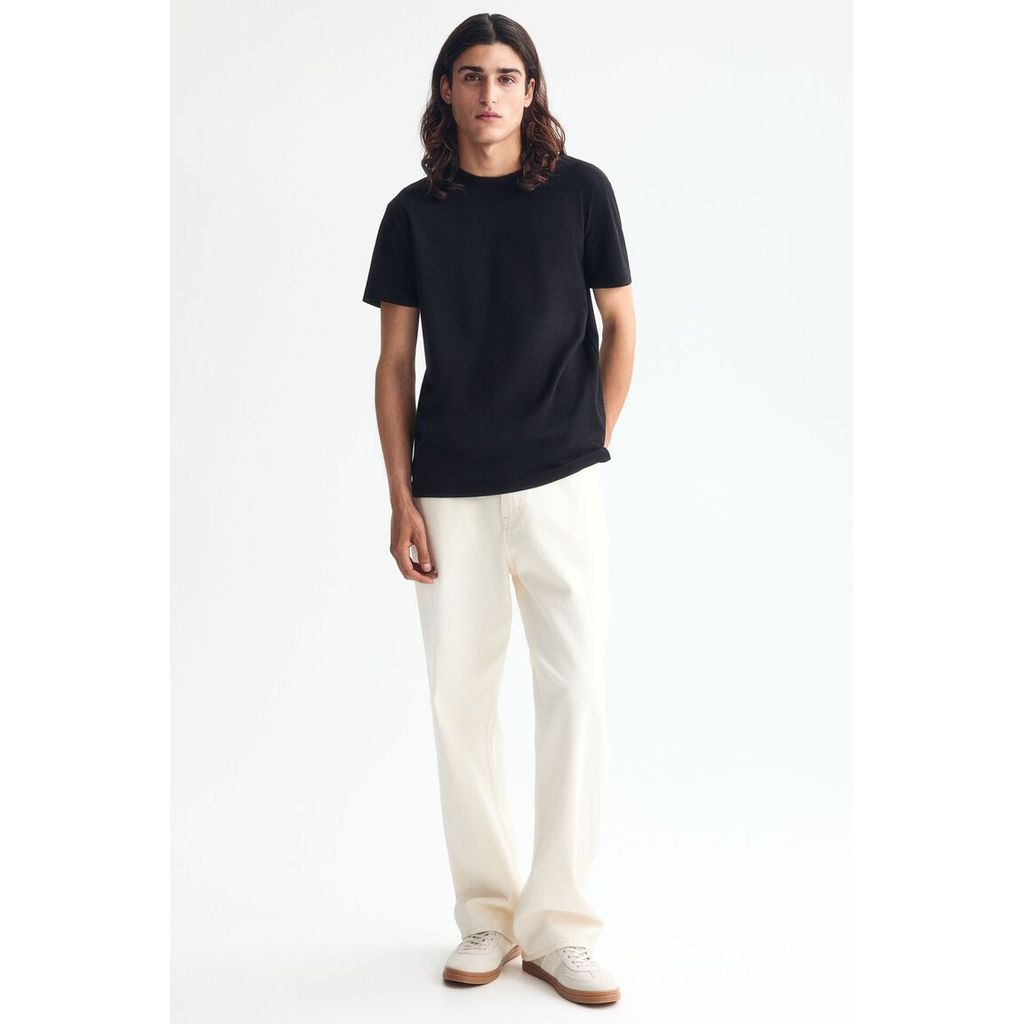 H&M(เอชแอนด์เอ็ม) เสื้อยืดทรง Slim Fit คอ Round-neck ผู้ชาย 0570002_3
