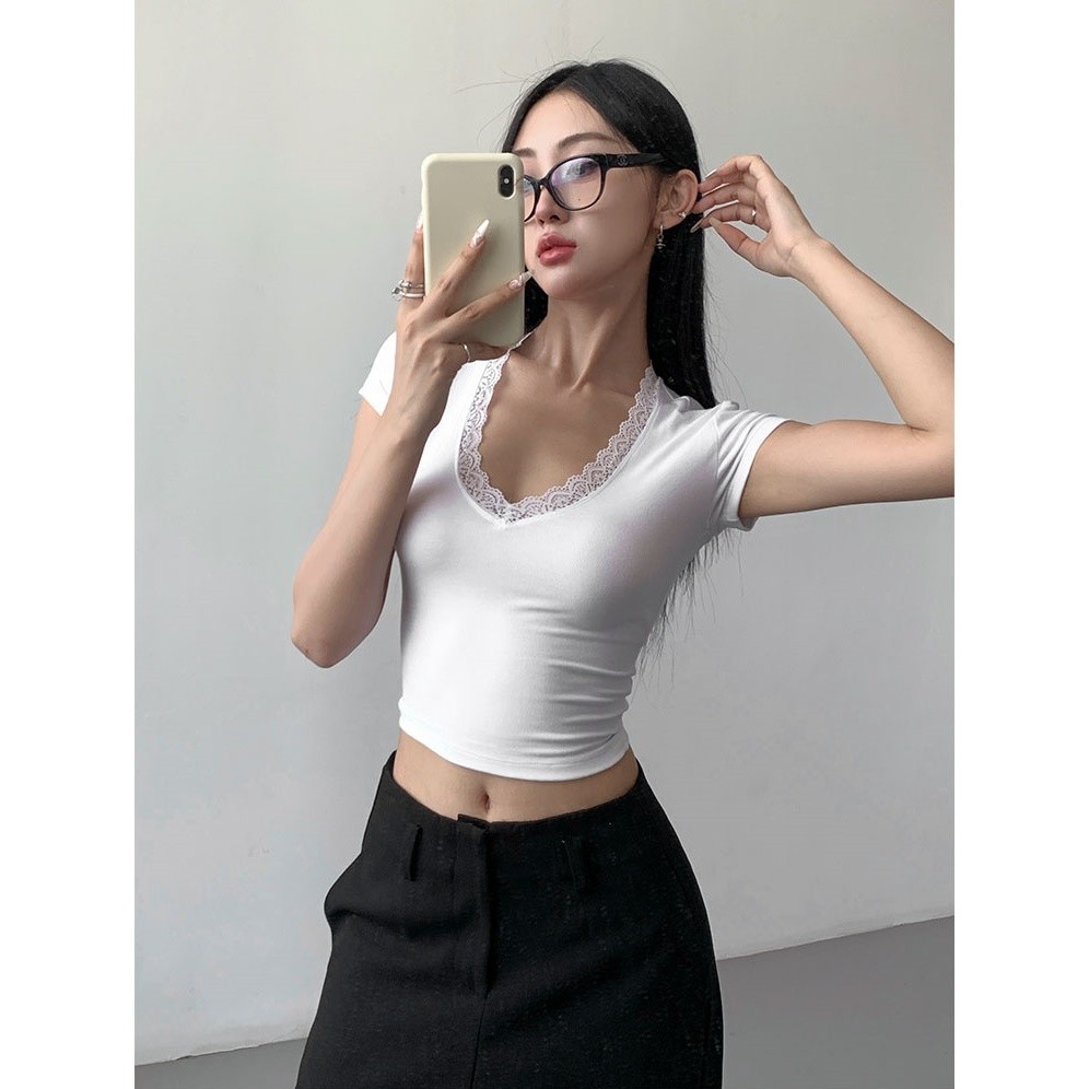 Hotgirl พร้อมส่ง เสื้อครอป เสื้อรัดรูปผู้หญิง ผ้ายืดรัดรูป แขนสั้นเซ็กซี่ แฟชั่นสีพื้น คอวี ขอบลูกไม้น่ารัก สไตล์เกาหลี - รูปที่ 6