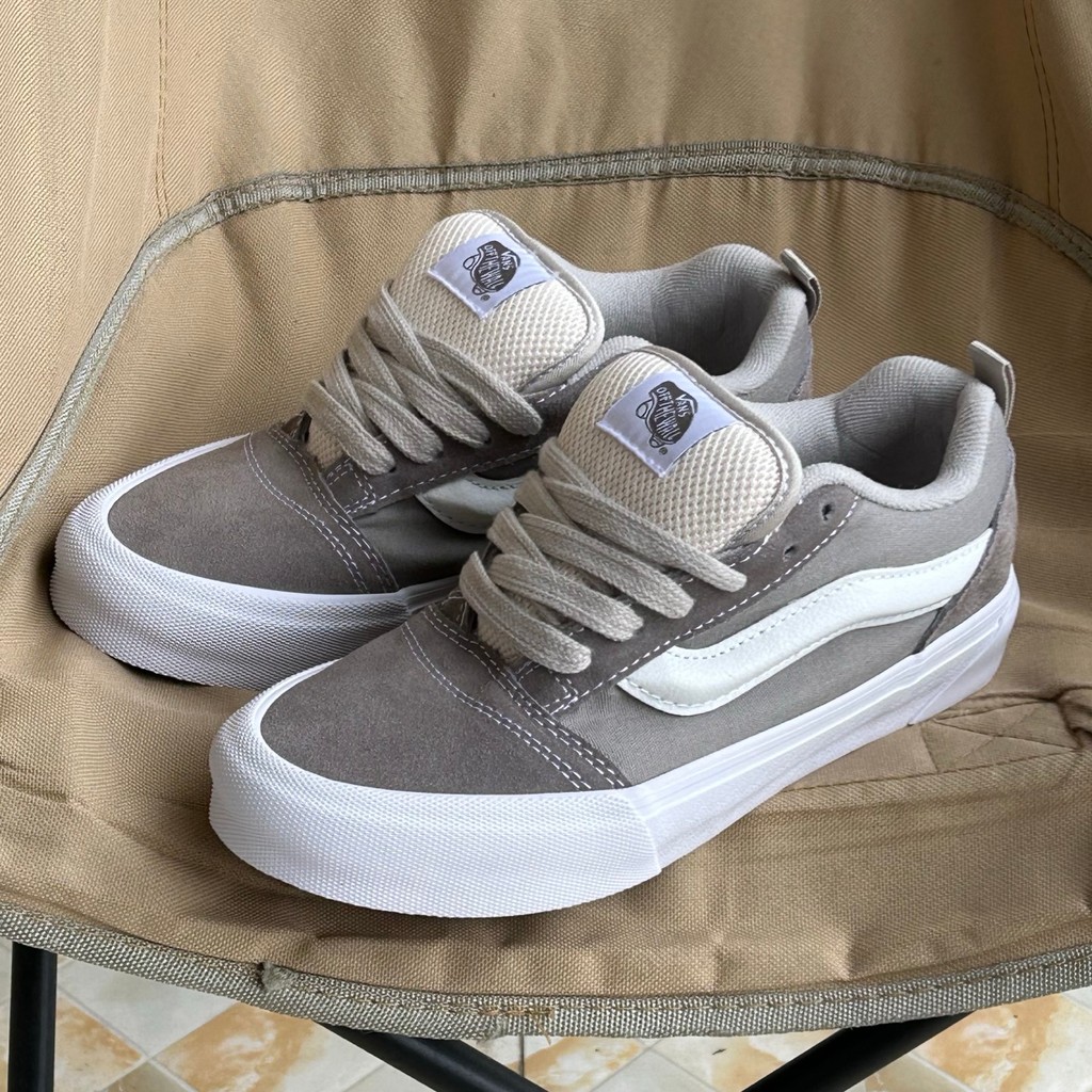 Knu Skool รองเท้าบอร์ดลําลองตัดต่ําสีเทา