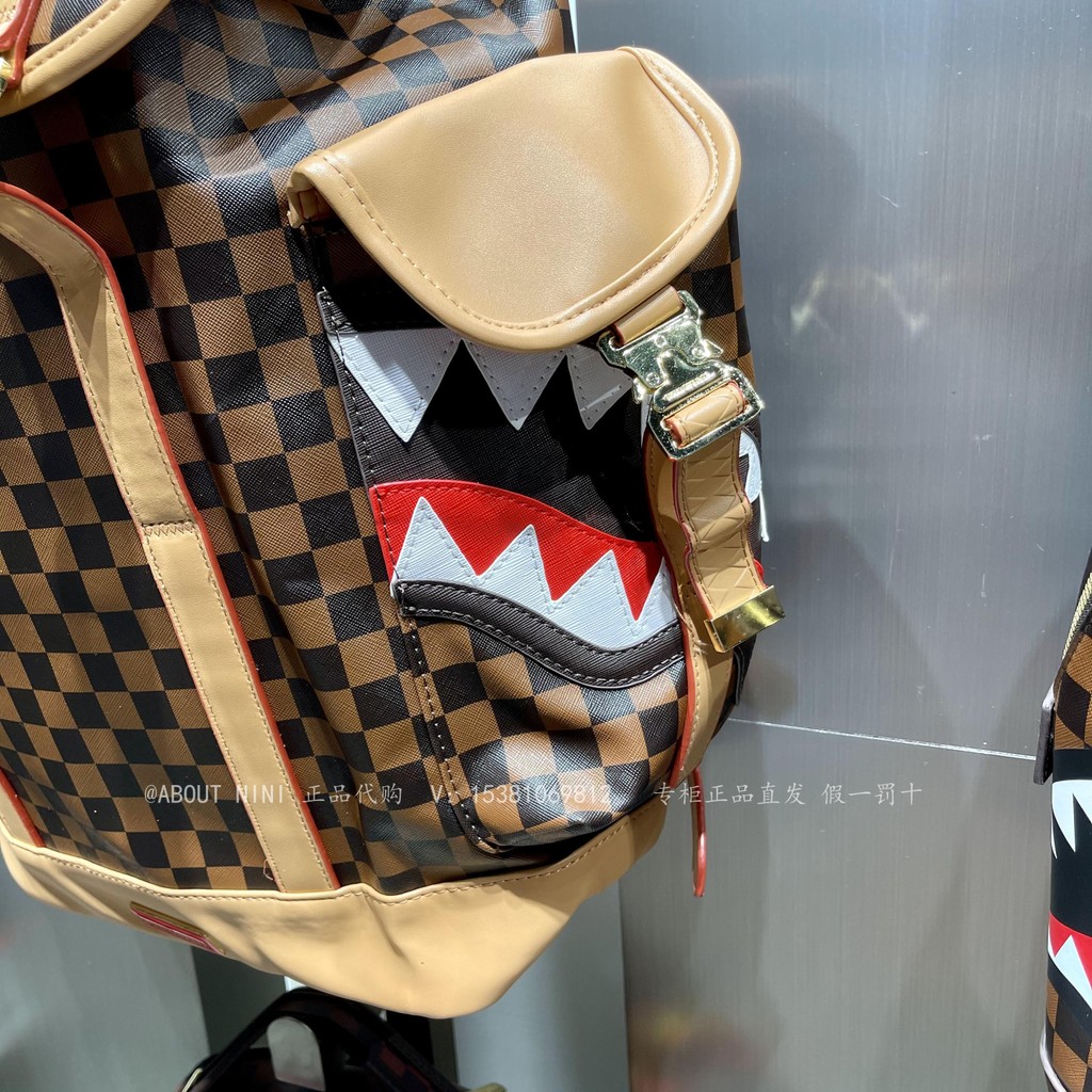Sprayground เคาน์เตอร์ในประเทศ Daigou Checkerboard สีน้ําตาลผู้ชายผู้หญิงสไตล์ Street Wear Shark Mou