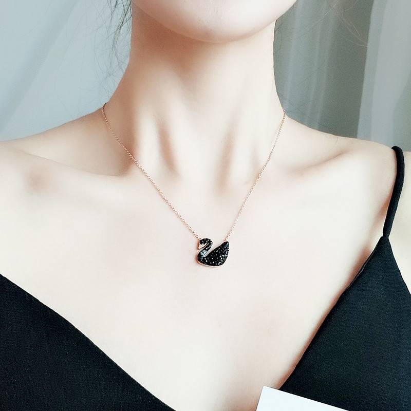 สร้อยคอมุก Swarovski Iconic Swan ดำ พร้อมกลิตเตอร์ สำหรับผู้หญิง ราคา ถูกที่สุด ดีลบีเคเค แกลเลอรีภาพที่ 5