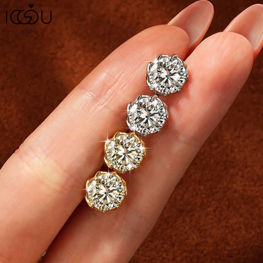 IOGOU GRA ได้รับการรับรอง 2.0ct รอบ Solitaire Moissanite ต่างหูสตั๊ดสําหรับผู้หญิงดอกไม้ Bud Design ชุบทองประกายเครื่องประดับ Fine ของขวัญสําหรับครบรอบโรแมนติกหมั้น