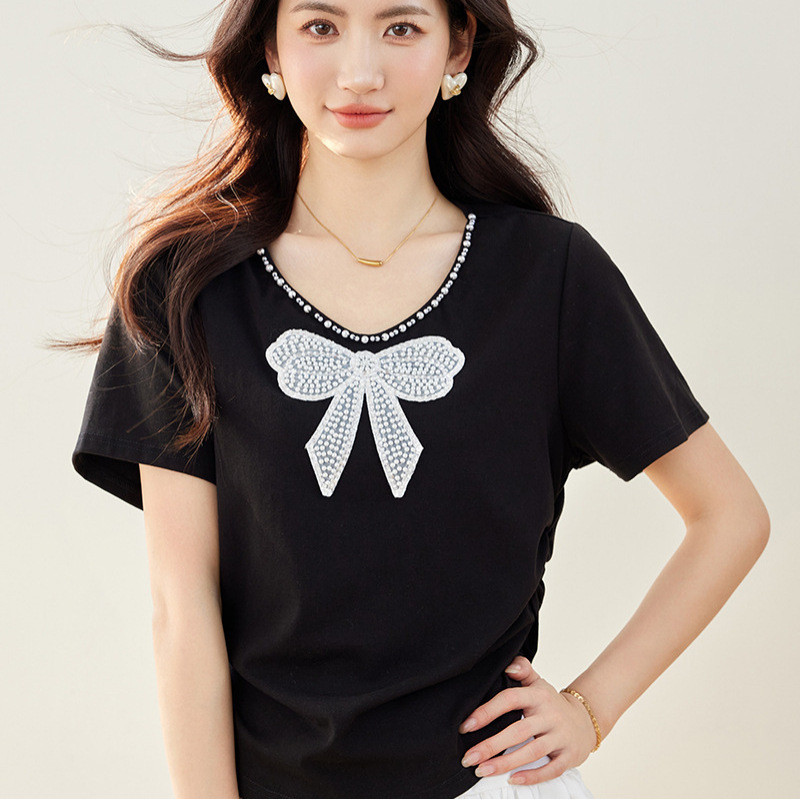R5261 เสื้อยืดผู้หญิงสีดำทรงตรงพร้อมโบว์ผูกไหล่ ดีไซน์ทันสมัย แขนสั้น คอวี สำหรับฤดูร้อน ให้ความรู้ส