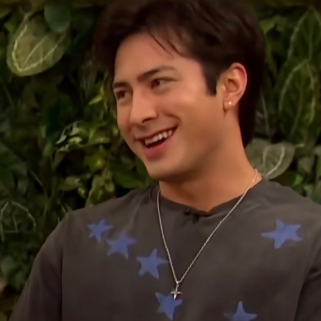 Peak Showdown Hudson Williams Hudson Williams สร้อยคอดาวเพชรดอกไม้แบบเดียวกัน