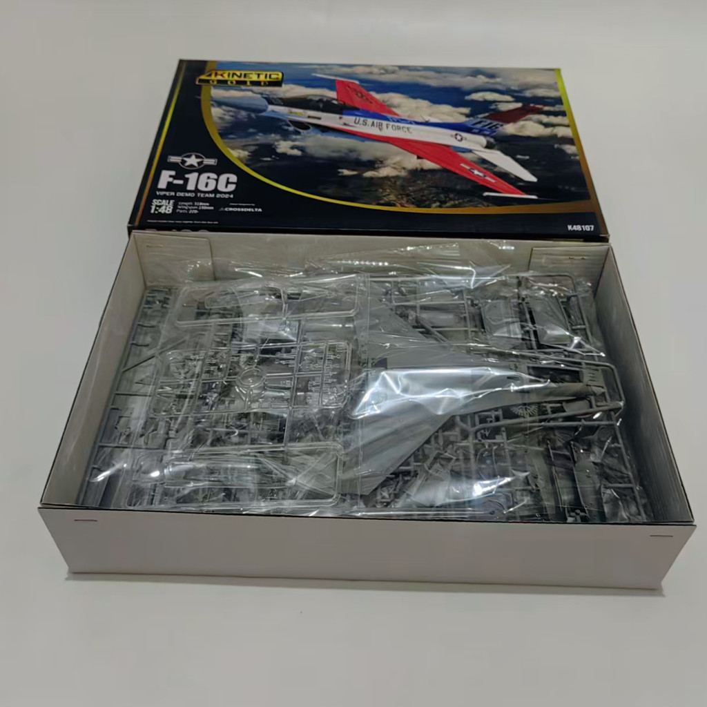 ขายพิเศษ!  1/48 F-16C Viper Demo Team MODEL KIT - KINETIC K48107