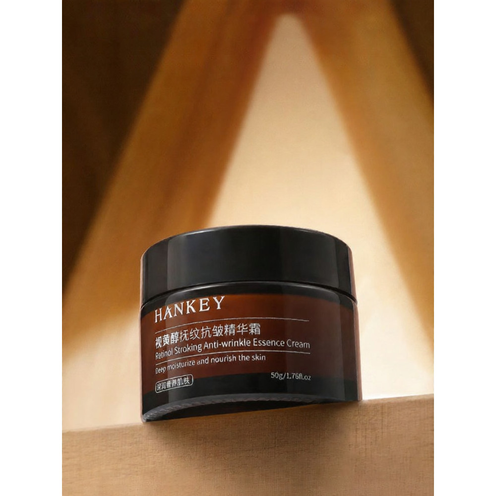 HANKEY Retinol Anti-Aging Highlighting Cream เป็นครีมบํารุงผิวสูตรอ่อนโยนที่ช่วยลดเลือนริ้วรอยและให้