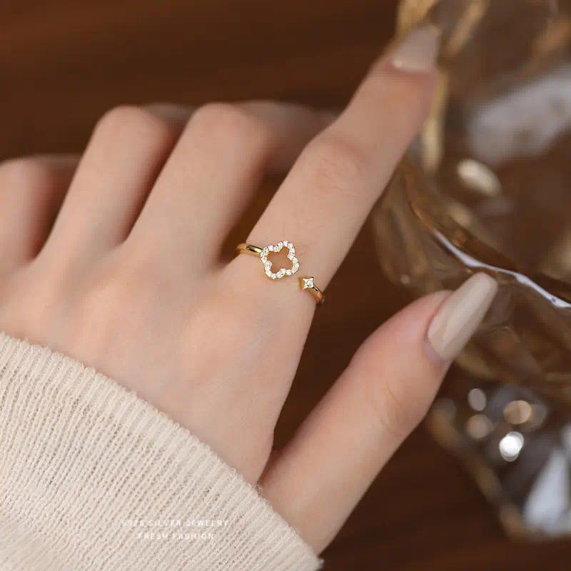 PLOYBRIL แหวนดอกไม้  สีเงิน แฟชั่น งานฟรีไซส์สวยงาม (พร้อมกล่อง) J051