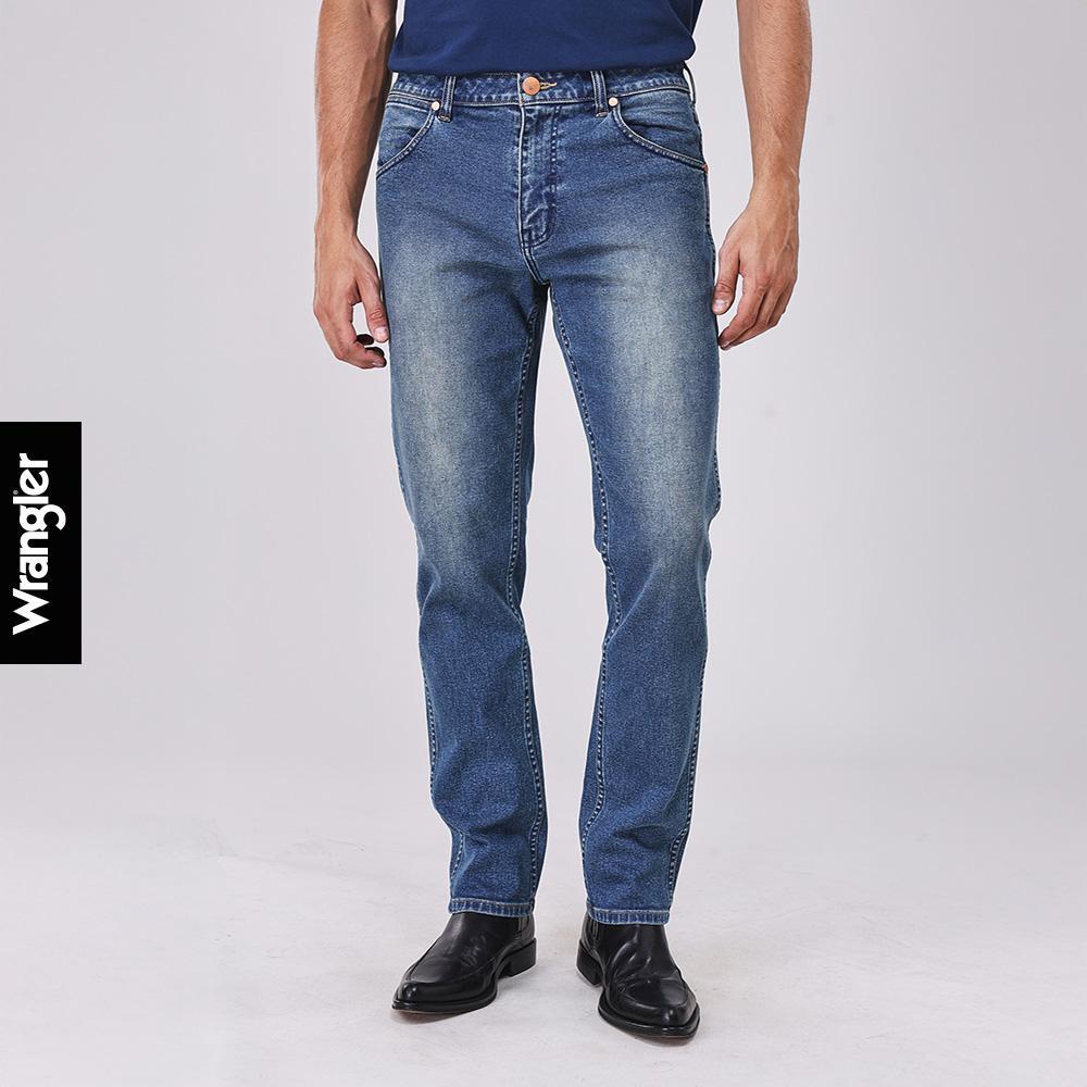 WRANGLER กางเกงยีนส์ผู้ชาย คอลเลคชั่น Beyond Denim เอวต่ำ ทรงเข้ารูป รุ่น WR F126MLARN37 สียีนส์กลาง
