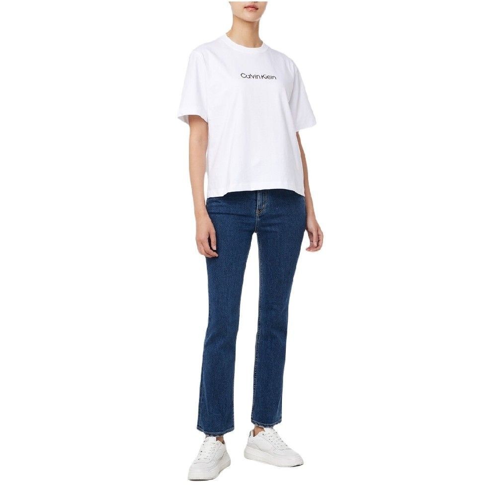 CALVIN KLEIN เสื้อยืดคอกลมแขนสั้นผู้หญิง Standard Logo ทรง Relaxed รุ่น 47A220G YAA – สีขาว ราคา ถูกที่สุด ดีลบีเคเค แกลเลอรีภาพที่ 2