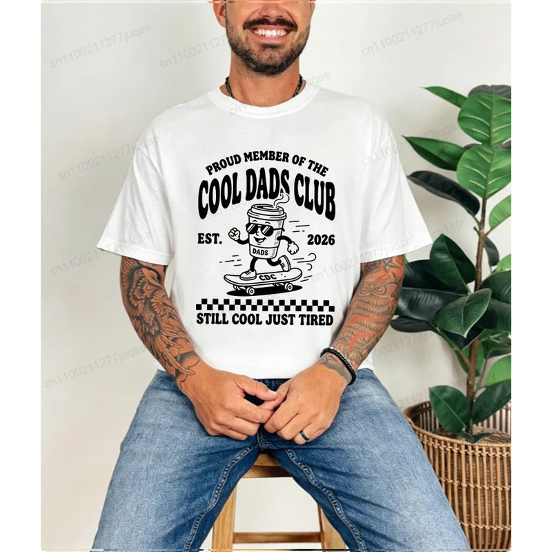 เสื้อยืดผู้ชายลายพิมพ์ Cool Dads Club เสื้อยืดผู้ชาย เสื้อยืดลายตลกสำหรับคุณพ่อ เสื้อยืด Daddy Tee เ