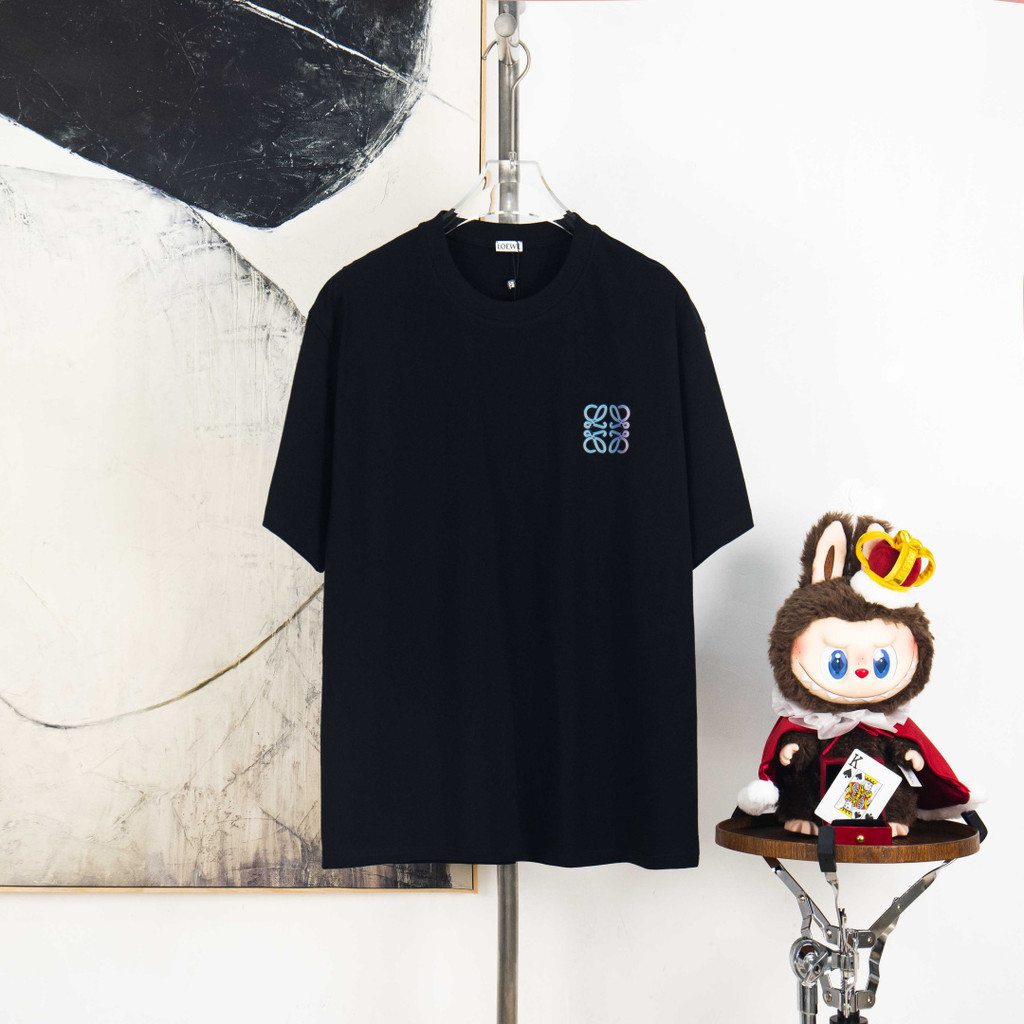 2026/Loewe tee/Loewe เสื้อยืดผู้ชายผู้หญิงเสื้อยืดพิมพ์แขนสั้นธุรกิจเสื้อยืดพ่อแม่และลูกบ้าน 8H