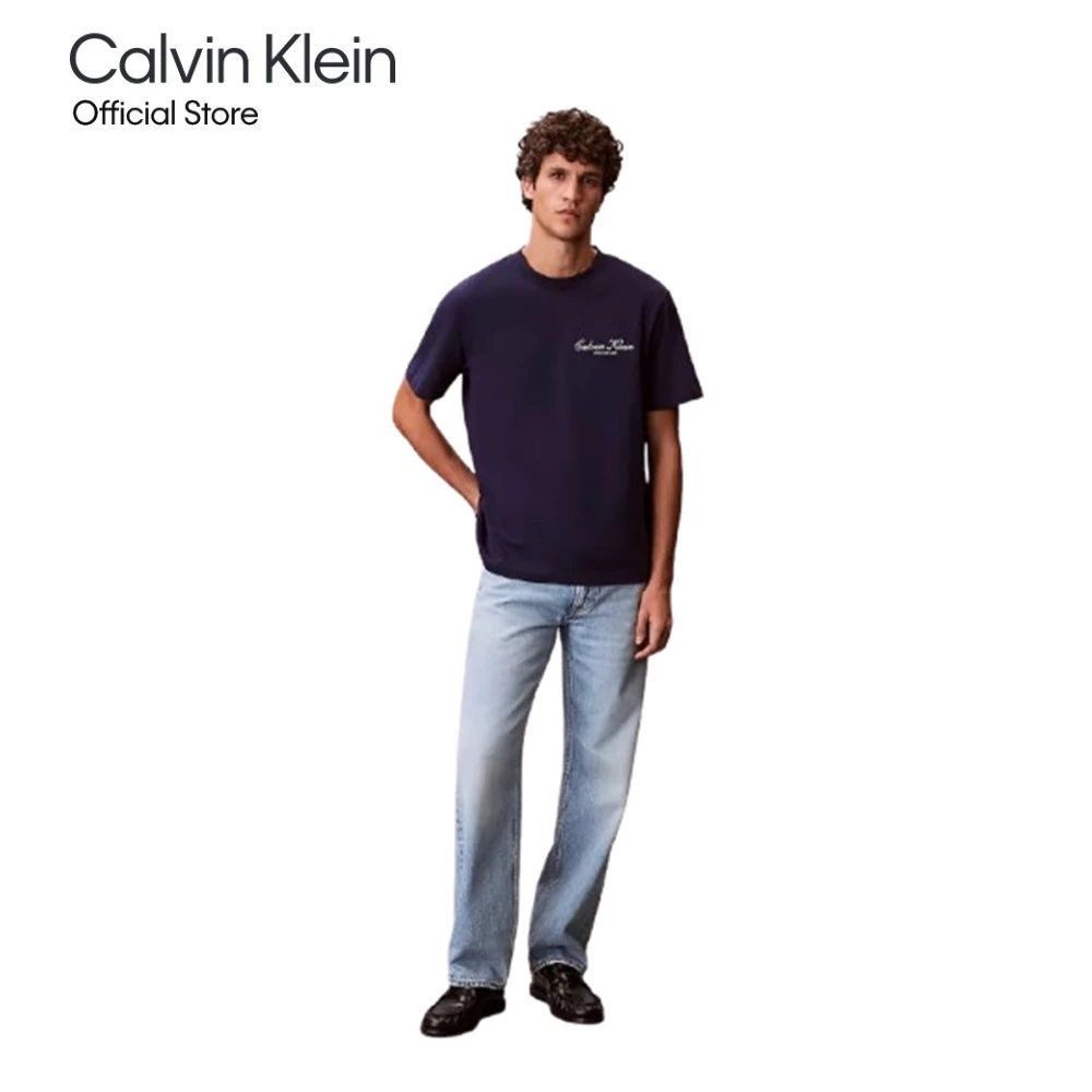 CALVIN KLEIN เสื้อยืดคอกลมแขนสั้นผู้ชาย Small Script Logo Graphic Classic รุ่น 4RF822G 9EI-สีน้ำเงิน