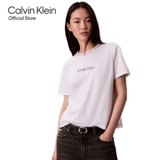 CALVIN KLEIN เสื้อยืดคอกลมแขนสั้นผู้หญิง Embroidered Logo Graphic ทรง Slim รุ่น 47D213G YAA-สีม่วงอ่อน