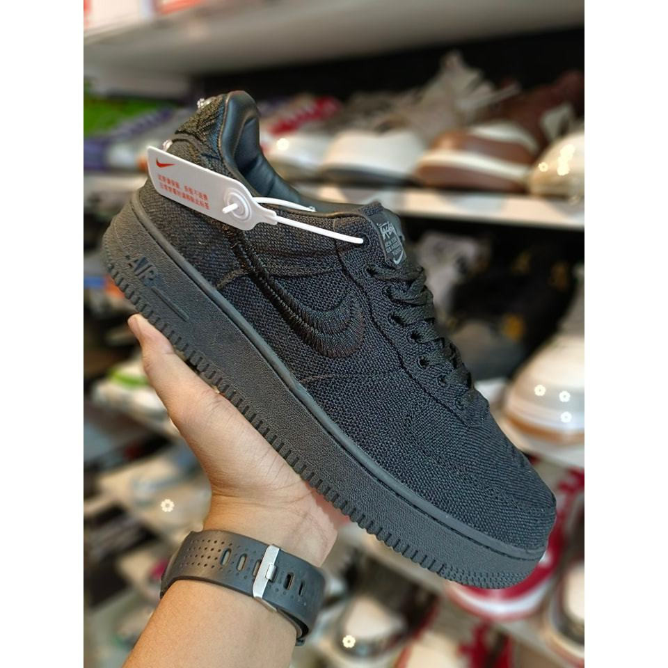AF1 Low Mens Collab "Stuzzy" Tripple รองเท้าลําลองสีดําถุงเท้าฟรี FRTY