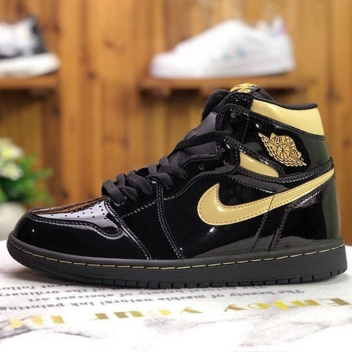Air 1 Retro High OG Black Metallic Gold สําหรับผู้ชายและผู้หญิง AJ1 รองเท้าบาสเก็ตบอล 555088 -032