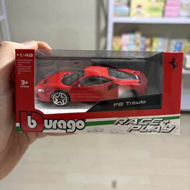 Burago Burago Ferrari 1: 43 โมเดลรถโลหะผสมโลหะตกแต่งรถของเล่นรุ่นรถ Ferrari F8