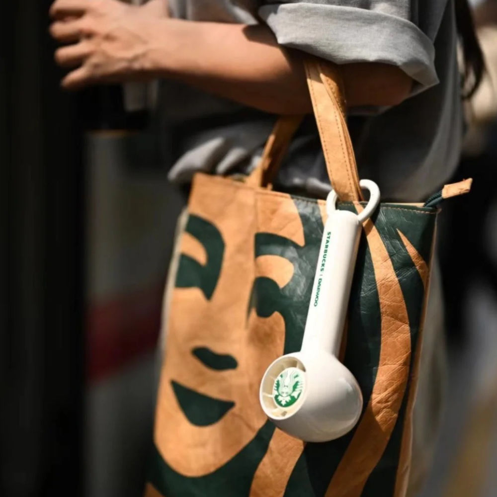 Starbucks Small Fan Daewoo Co-Branded Handheld Office Outdoor High-Value Mini Fan Portable Buckle 10