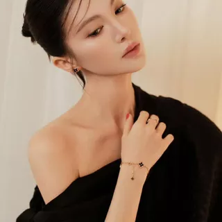 [miaom] Jin Chen สไตล์เดียวกันดอกไม้ไม่สมมาตรต่างหูสีดําแฟชั่น All-Match High-End ต่างหูต่างหูผู้หญิง