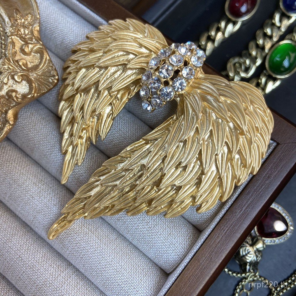 ชุดเครื่องประดับ Feather Wings: สร้อยคอ, เข็มกลัดVintage ทอง 18K, และต่างหูนูน Fengyi ทรงปีก U66U