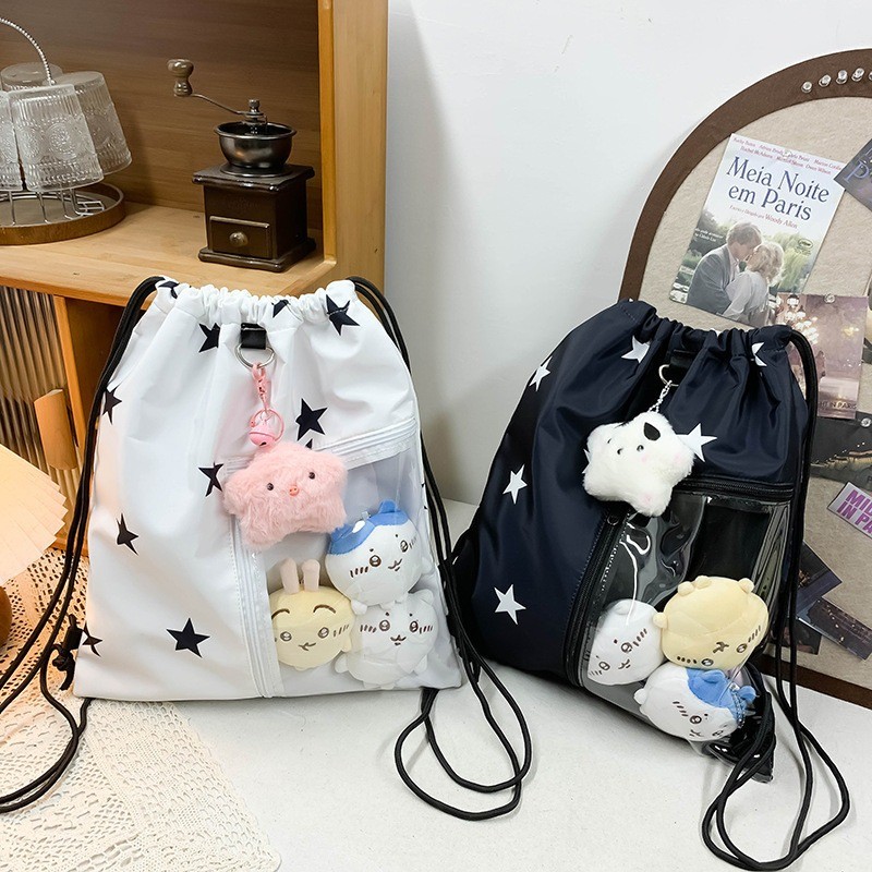 COD กระเป๋าเป้สะพายหลังแบบ Drawstring ความจุใหญ่ พิมพ์ลวดลายดาว วัสดุผ้าใบไนลอน（ไม่รวมตุ๊กตา）
