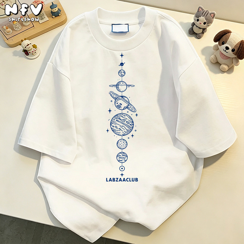 【จัดส่งตลอด 24 ชั่วโมง】NFV สไตล์เกาหลี🎀ลายดาวเคราะห์แถวแนวตั้งเส้นวาด เสื้อยืด Oversized ผ้าฝ้าย YG3190
