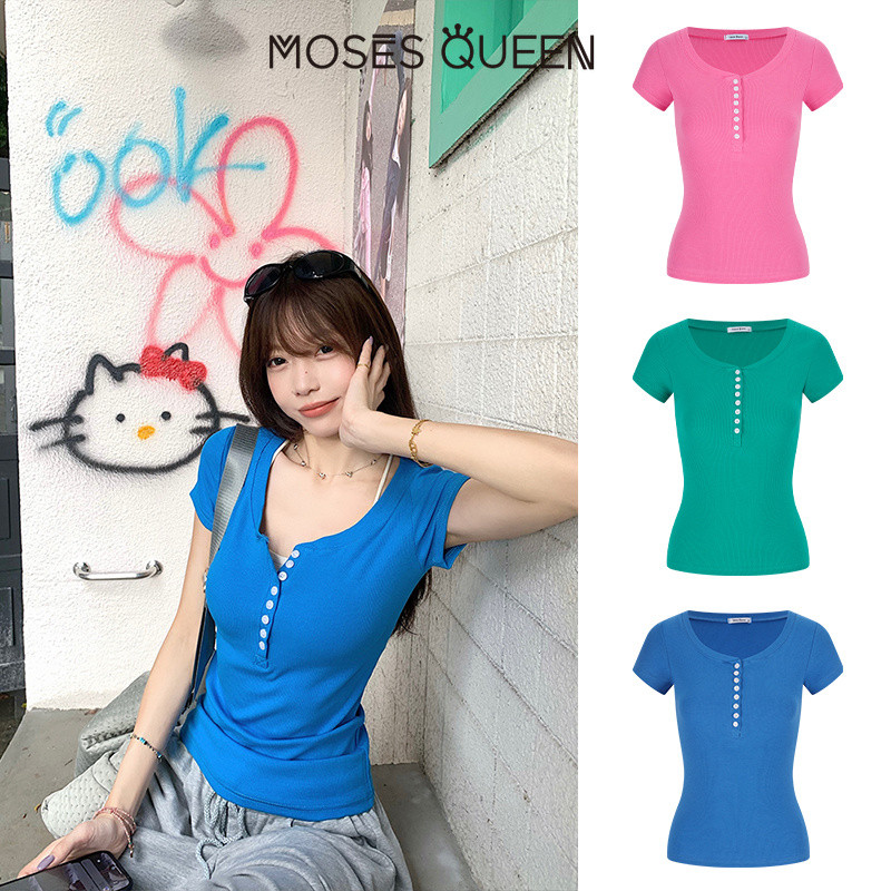 MOSESQUEEN มอสเซควีน ดีไซน์กระดุมคอวีสาวฮอตสไตล์อเมริกัน เสื้อยืดแขนสั้นคอปก โดปามีน แบบเข้ารูป ดีไซน์เรียบ เหมาะโชว์หุ่น #63975