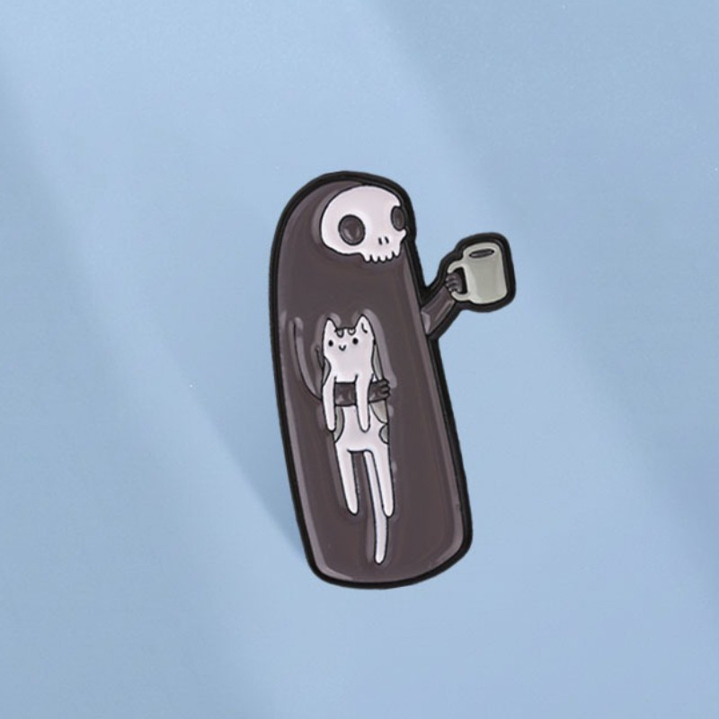 Spooky Death Holding Kitty ถ้วยกาแฟเคลือบ Pin Punk Skeleton เข็มกลัดปกป้ายอุปกรณ์ฮาโลวีนของขวัญสําหรับเพื่อน