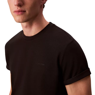 CALVIN KLEIN เสื้อยืดคอกลมแขนสั้นผู้ชาย ผ้า Pique T-Shirt ทรง Regular รุ่น 4LD298G UB1 - สีดำ