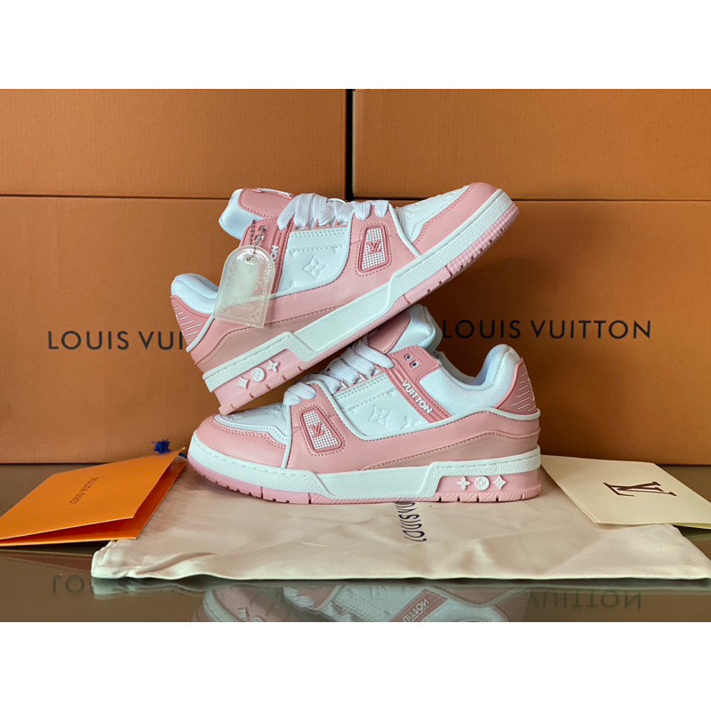 รองเท้า LV Trainer Monogram ทรงยีนส์ สีชมพูและน้ําเงิน