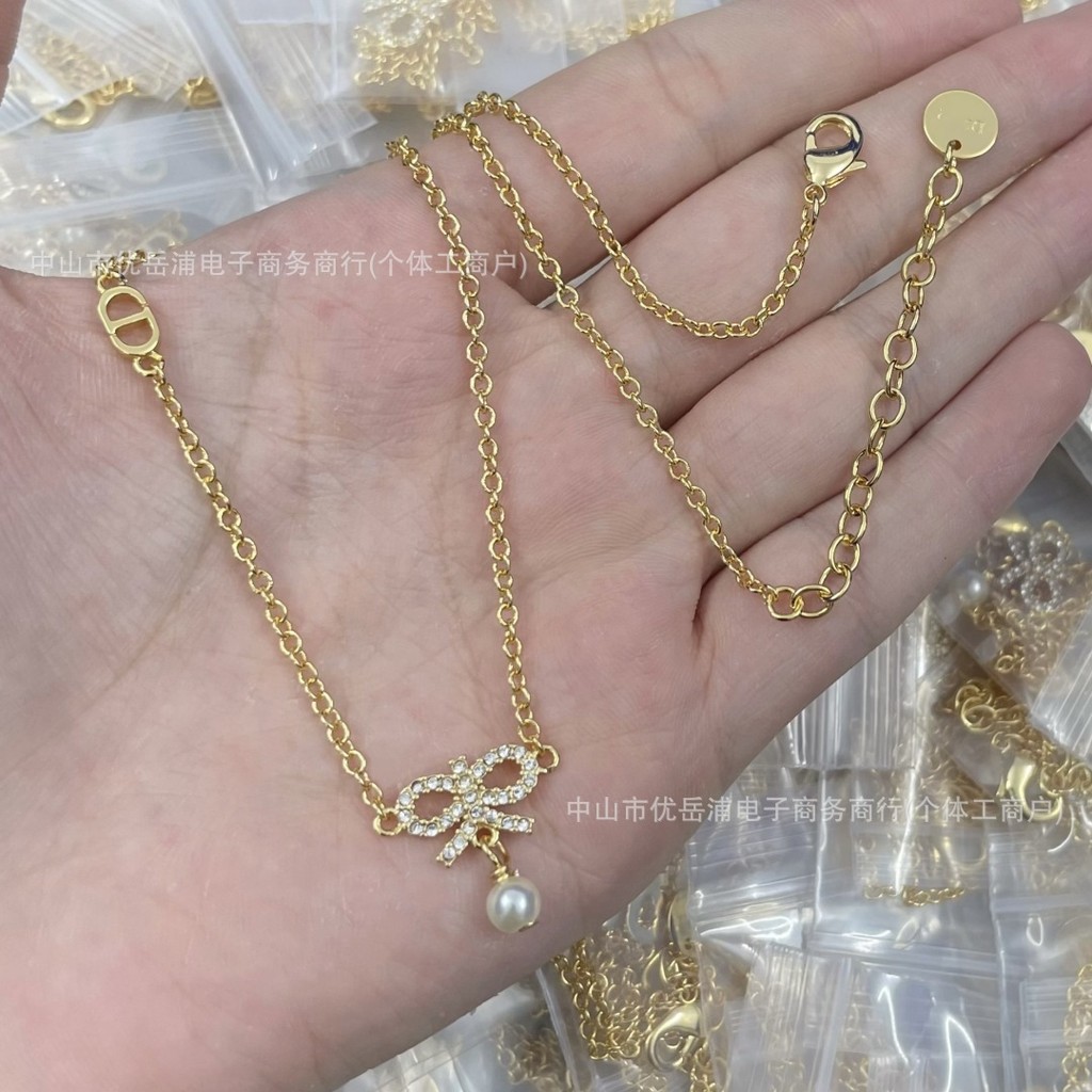 Yeah รุ่น Dijia Ds Letter CD Bow Pearl สร้อยคอหญิง High-End Feeling Full Diamond Clavicle Chain หญิง