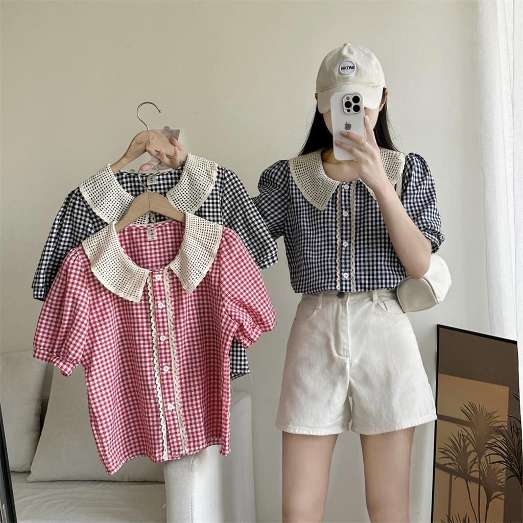 Chili Koko เสื้อเชิ้ตคอปกตุ๊กตาลายสก๊อตหลวมแขนสั้นฤดูร้อนสำหรับผู้หญิง เสื้อเชิ้ตแขนพองเก๋ๆ w678