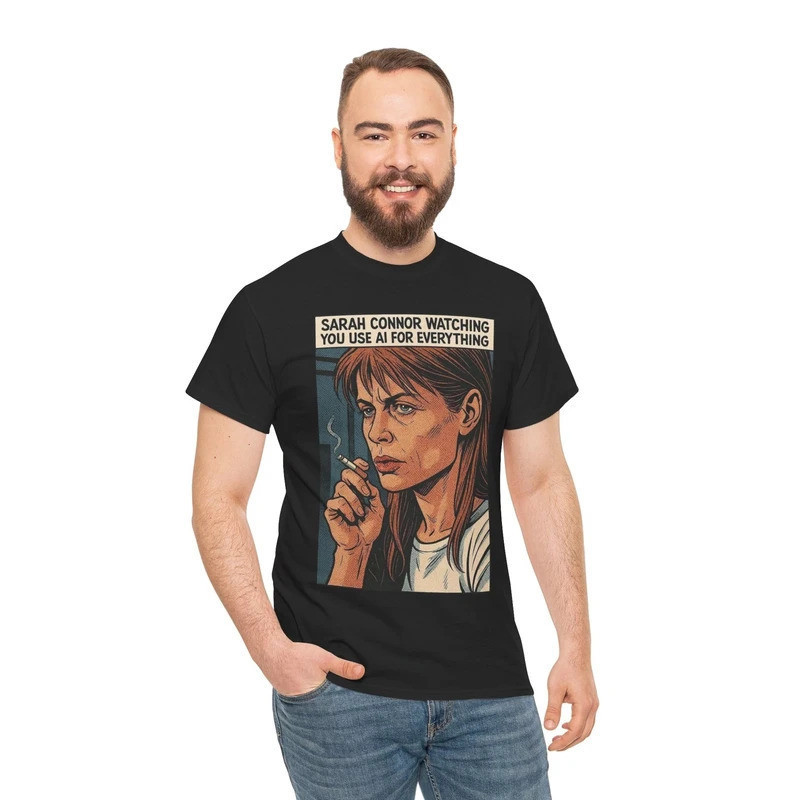 เสื้อยืดลายข้อความ "Sarah Connor Watches You Do Everything with Artificial Intelligence" เสื้อยืดลายพิมพ์ย้อนยุคสุดฮา