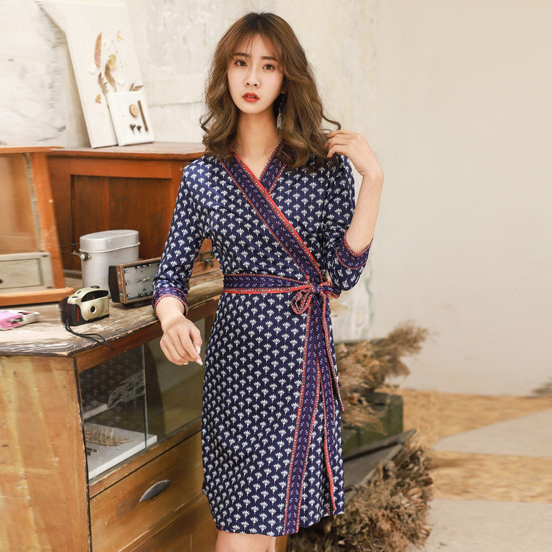 Blue Daisy พิมพ์สั้นสามไตรมาสแขน Lace-Up Dress หญิง PG DVF2025 ฤดูร้อนสไตล์ใหม่ห่อชุด