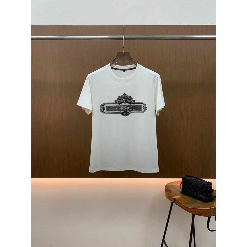 Versace/Versace ผู้ชายผู้หญิงเสื้อยืดพิมพ์ลายแขนสั้นเสื้อยืดแขนสั้นยุโรปอเมริกันลําลอง BEWX