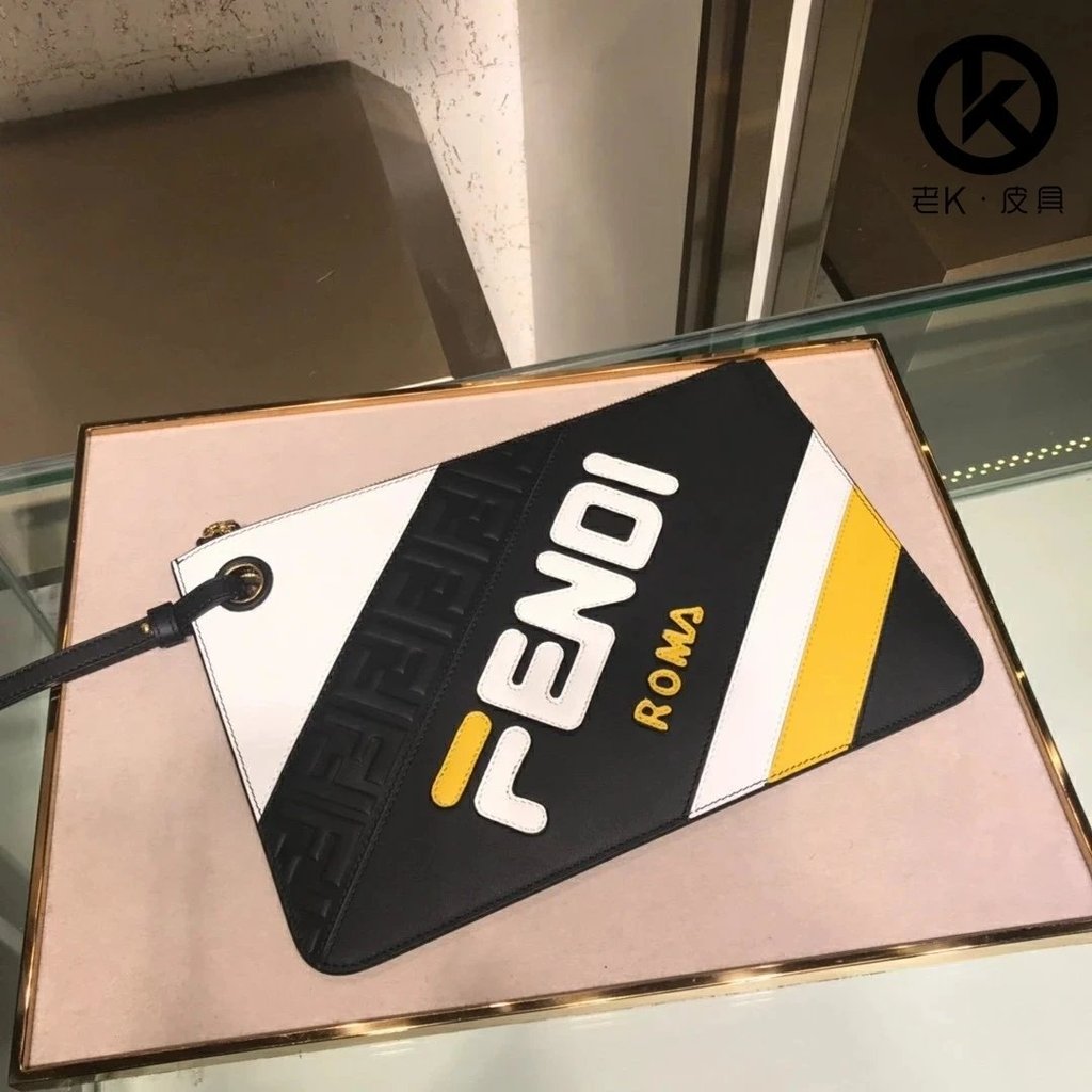 FENDI กระเป๋าสุภาพสตรี FENDI ซิปเปิดปิดคลัทช์ Triplette บาง